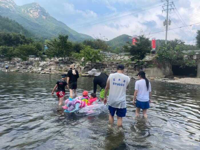 운주계곡에서 찍은 가족사진