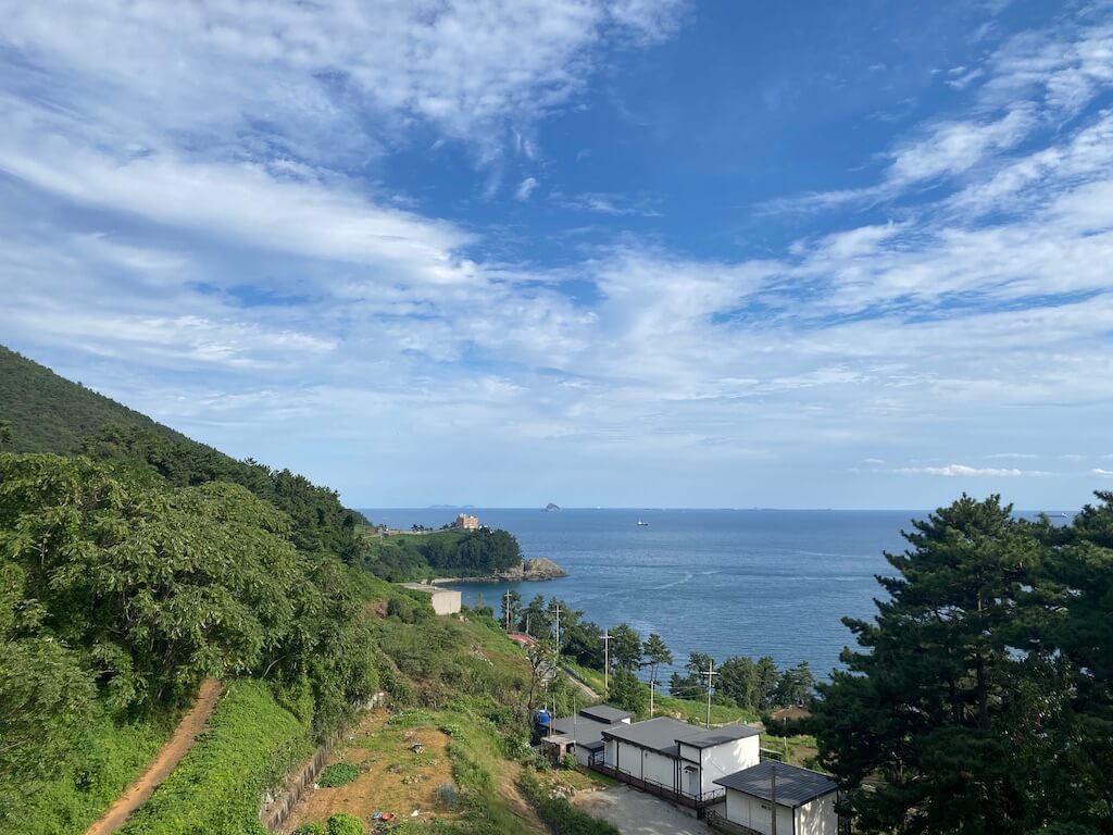 바당두름 펜션에서 보는 산과 남해바다 전경